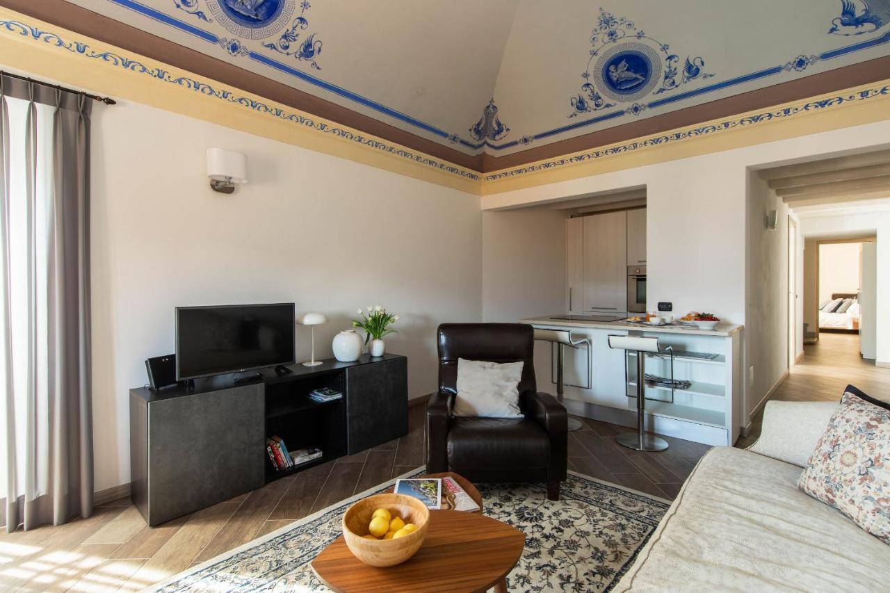 Lake Como, Beautiful Palazzo apartment, lake view Menaggio Extérieur photo